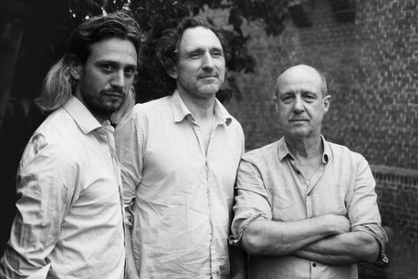 Foto van de drie mannen van The Bully Boys met een zwart-witte filter. 